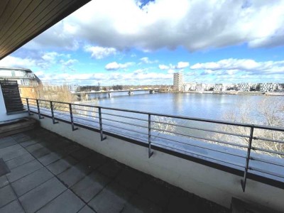 Exklusive, neuwertige 3-Zimmer-Penthouse-Wohnung mit lux. Innenausstattung mit EBK in Berlin Spandau