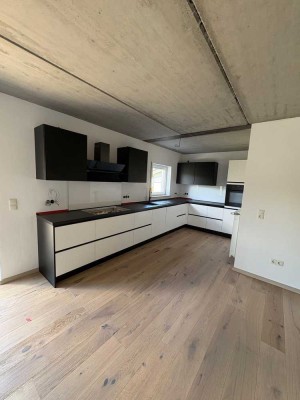 Frisch Renovierte 2-Raum-Souterrain-Wohnung mit geh. Innenausstattung, großer Terrasse und neuer EBK