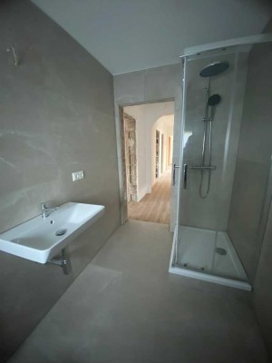 Renovierte 4 Zimmer Wohnung mit Balkon, Garage in Dautphe zu vermieten