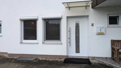 Gepflegte, abgeschlossene 2-Zi.-ELW im EG einer DHH, Einbauküche, Außenstellplatz, in Kirchseeon