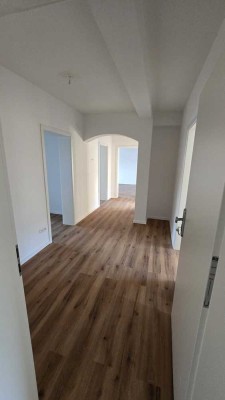 � Traumhafte 4-Zimmer-Wohnung mit Balkon – Erstbezug nach Sanierung! �