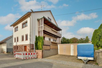 2-Familienhaus mit großem Garten, 3 Garagen und Potenzial in ruhiger Lage!