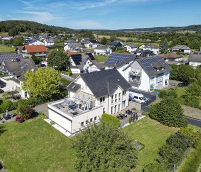 Modernes und flexibles Zweifamilienhaus - große Liegenschaft; ideal für Selbständige & Freiberufler