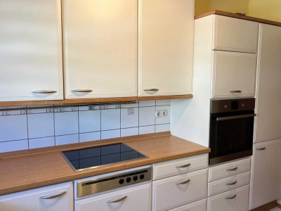 Gepflegte 4-Zimmer-Wohnung, Balkon und inkl. EBK und 2 Parkplätzen