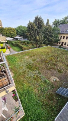 kleine Wohnung mit vielen Extras, Einbauküche, Balkon Lift etc.