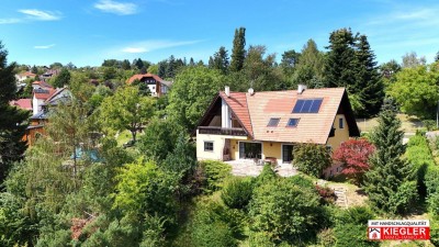 GROSSZÜGIGE VILLA IN UNVERBAUBARER AUSSICHTSLAGE: 6 Zimmer, 2 Bäder, 3 WCs, Doppelgarage, Nebengebäude auf 3200m².