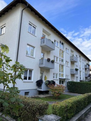 Schöne Terrassenwohnung mit  Einbauküche, Garten, Balkon und Pkw Stellplatz