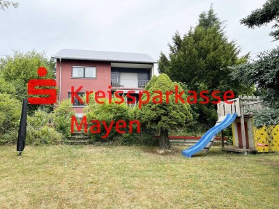 Freistehendes Wohnhaus mit schönem Garten und Garage in Ortsrandlage