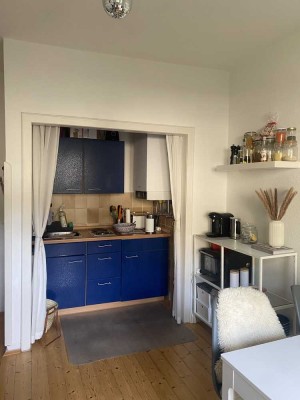 Ansprechende 2-Zimmer-Hochparterre Wohnung mit EBK, Balkon und elektrischen Rolläden