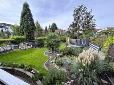 Freistehendes Haus mit zwei Wohnungen, sonnigem Garten, Terrasse und zwei Balkonen