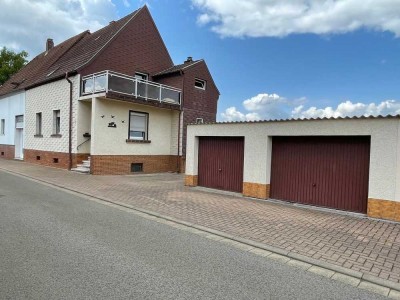 Sehr ruhig gelegenes Zweifamilienhaus mit Garage und Grundstück