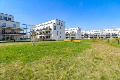 Exklusives Gartenparadies: Lichtdurchflutete Erdgeschosswohnung mit zwei Terrassen und Markenküche