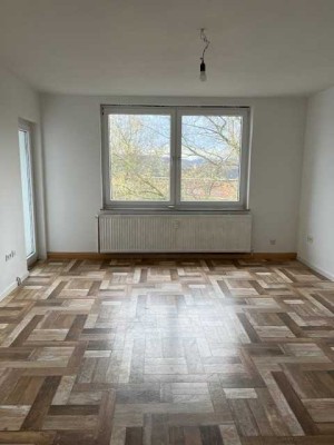 ~FRISCH RENOVIERT mit MODERNEM BAD, BALKON und 3 HELLEN ZIMMERN~