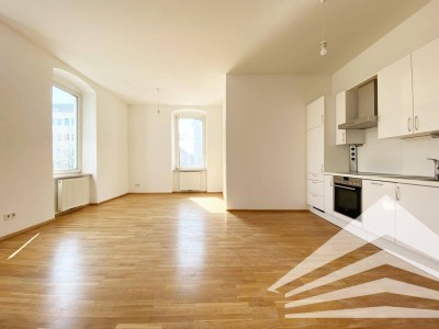 Lichtdurchflutete 2 Zimmer-Altbauwohnung mit Küche - Nähe Herz Jesu Kirche