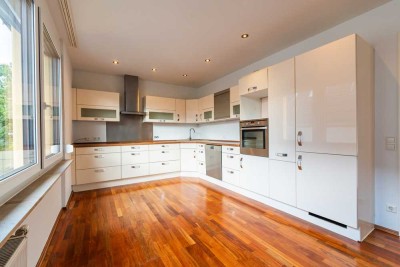 Stilvolle, gepflegte 4-Raum-Wohnung mit neuen Fenstern mit EBK in Kirchheim unter Teck