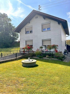 Einfamilienhaus mit großem Garten und Garage