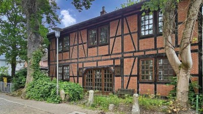 CUX-Lotsenviertel: Großes, solides Fachwerkhaus mit viel Platz für Ihre Ideen zur Nutzung