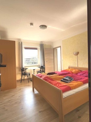 Vielfältige Immobilie mit ca. 1.200 m² Fläche im Knüllwald – ideal für Seminare, Monteure.