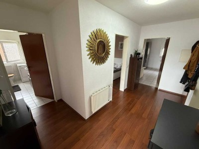 Helle 2-Zimmer-DG-Wohnung mit Balkon, Einbauküche, Stellplatz – nur mit WBS – ab 01.08.2025