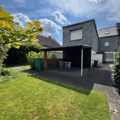 Tolles Einfamilienhaus mit vier Garagen & Bauland!