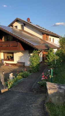 Große Erdgeschosswohnung mit Balkon und Terrasse