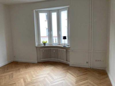 Brentanoviertel: 4 Zimmer Altbauwohnung mit Balkon und Eiche-Fischgrätparkett