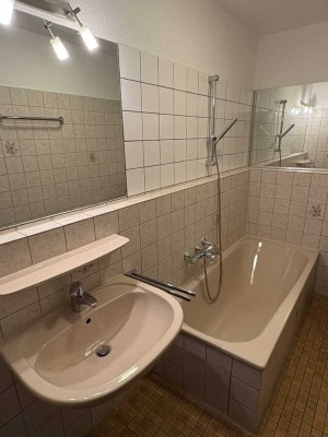 Geschmackvolle 1-Raum-Hochparterre-Wohnung mit Balkon und Einbauküche in Leimen