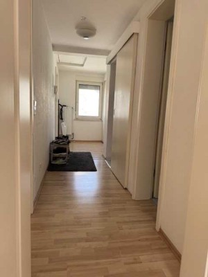 Exklusive, vollständig renovierte 3-Raum-DG-Wohnung in Wiesbaden