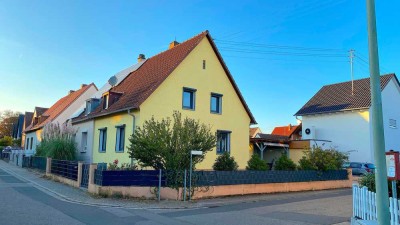 Charmante Doppelhaushälfte mit Garten, Carport und stilvoller Ausstattung in Impflingen