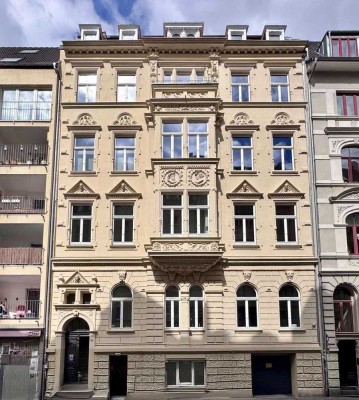 Herrschaftliche Altbauwohnung mit großzügiger Terrasse