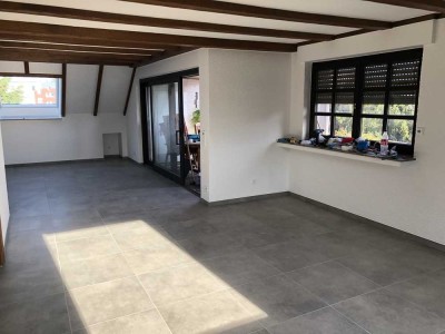 Sanierte Dachgeschosswohnung mit Südwest-Balkon, Fußbodenheizung & Garage + Stellplatz