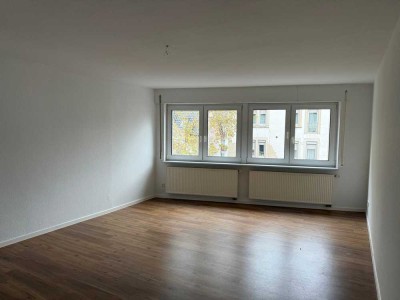 * S-WANGEN: Modernisierte, gemütliche 3-Zi.-Wohnung in guter Umgebung + TL-Bad + Balkon *