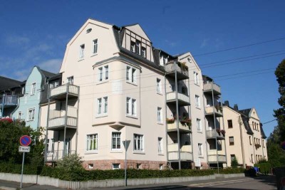 Zwei schöne Räume mit Einbauküche und Balkon !