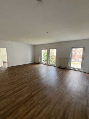 Schöne 3-Raum Wohnung mit Balkon und Bodentiefen Fenstern