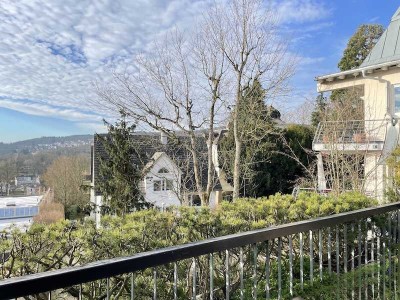 GROSSZÜGIGE 2,5-ZI.-DG-MAISONETTE MIT WEITBLICK - RUHIGE ZENTRALE STADTLAGE