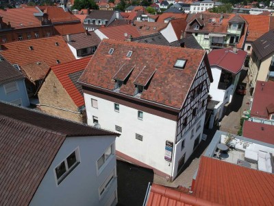 Helle Dachgeschosswohnung mit Einbauküche & Loggia