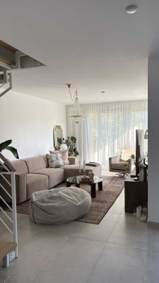 Helle Maisonettewohnung mit 2 Balkonen, EBK und ca. 100 m² in Neuss