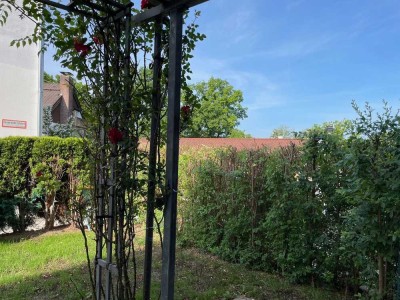 Helle 3 1/2 Zimmer-Wohnung mit Reihenhauscharakter in zentrumsnaher Lage mit Garten und Balkon