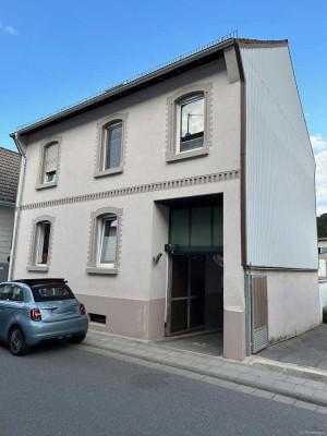 Einfamilienhaus in zentraler Lage : Modernisiert, Wohnküche, Kamin, Dachboden, Garten mit Remise