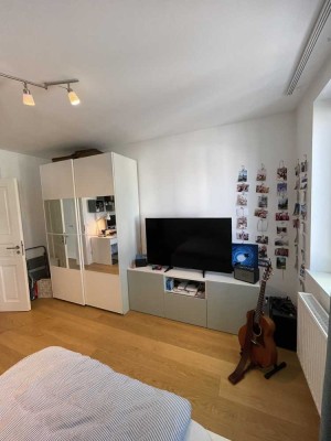 WG-ZIMMER: Großes unmöbliertes Zimmer in 2er WG - ab 01.08 - am Engl Garten