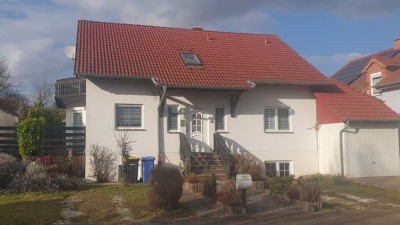 Freistehendes Einfamilienhaus mit Terrasse und Garten inklusive Garage