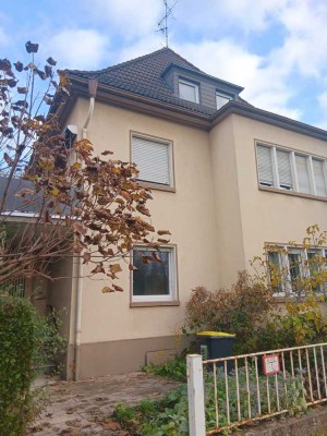 Wohnen mit Altrheinblick  - Renovierte 6-Zimmer-Wohnung mit Balkon in Ginsheim-Gustavsburg