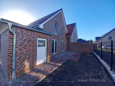 NEUBAU/ERSTBEZUG: Haushälfte mit Einbauküche, Terrasse und Carport