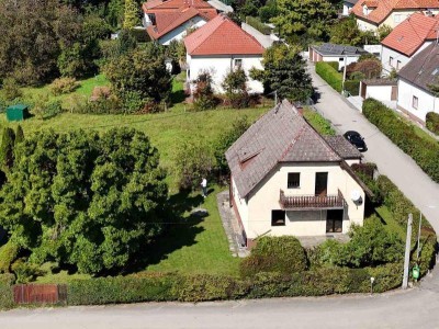Attraktives Baugrundstück mit sanierungsbedürfigem Althaus in begehrter Lage von Leonding! ca. 105 m² WNFL, 726 m² Grundfläche, Garage.