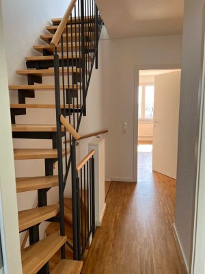 großzügige Maisonette-Wohnung mit Einbauküche und Dachterasse