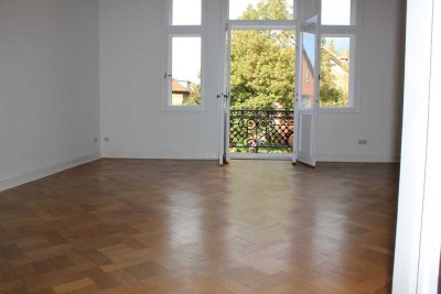 Unteres Ostviertel, große, helle Altbauwohnung mit Wintergarten und Balkon.