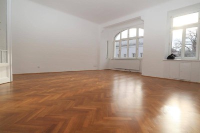 DREI Zimmer mit BALKON in einem schönen ALTBAU