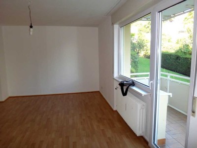 *** Top saniert! Hübsche Wohnung in grüner ruhiger Lage - Laminat, saniertes Bad, großer Balkon! ***