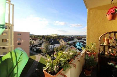 Renovierungsbedürftige leerstehende 2-Zi.-Wohnung mit Balkon und Garage in guter Wohnlage im 5.OG