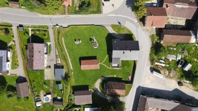 Viel Haus, viel Grund, viele Möglichkeiten – großzügiges Zweifamilienhaus mit ca. 2.500 m² Grund.